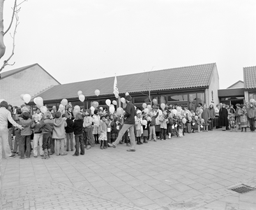882220 Afbeelding van het publiek bij de officiële opening van het scholencomplex aan de Eifel te Utrecht.
